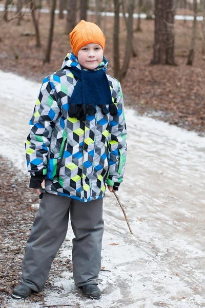冬公園を歩いている 10 代の少年. — ストック写真