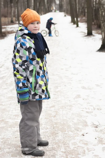 Children walk along a path in a winter park. — Stock Photo, Image