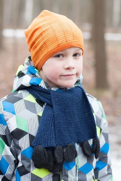 Adolescent garçon marche dans un hiver parc . — Photo