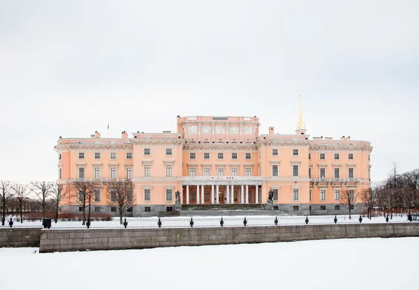 Landmark St. Petersburg, Mikhailovsky Castle. Fontanka river in — Stock Photo, Image