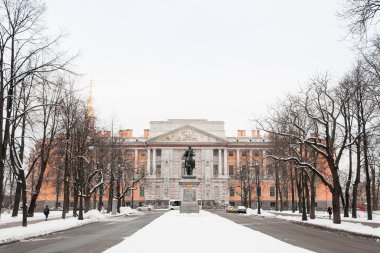 Mikhailovsky Kalesi ve anıt büyük Peter için. Kış,
