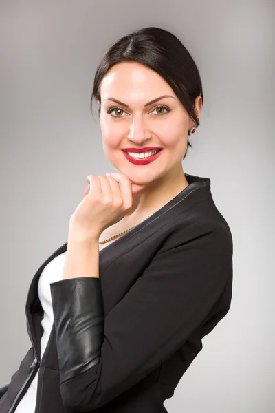 Retrato de feliz jovem mulher de negócios — Fotografia de Stock