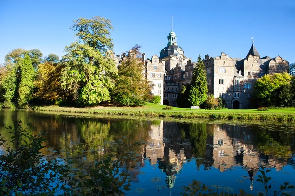 Castle Bueckeburg reflecting in the moat — Stock Photo, Image