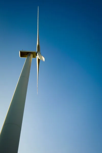 Windmühle zur Stromerzeugung. — Stockfoto