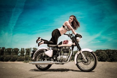 Motosikletli kız.