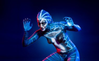 Mistik gerçeküstü yabancı kadın.