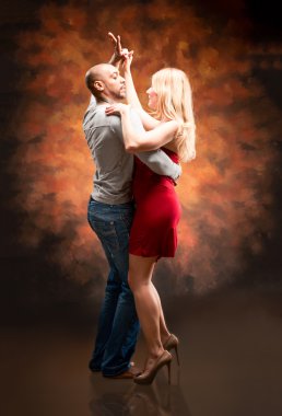 Genç çift Karayip Salsa dansı yapıyor.