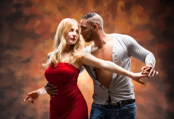 Young couple dances Caribbean Salsa — Stock Photo, Image