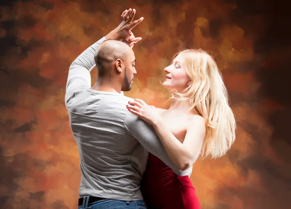 Casal jovem dança Salsa Caribe — Fotografia de Stock