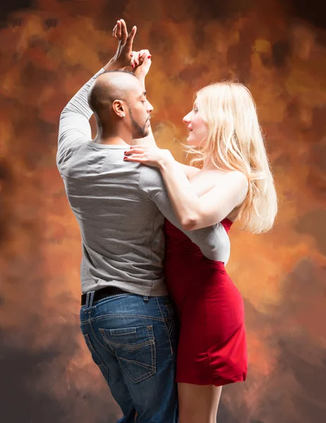 Young couple dances Caribbean Salsa — Stock Photo, Image