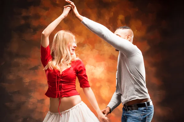 Young couple dances Caribbean Salsa — Stock Photo, Image