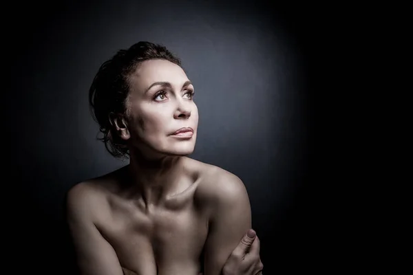 Retrato de una sensual mujer de cincuenta años sobre fondo gris de estudio — Foto de Stock