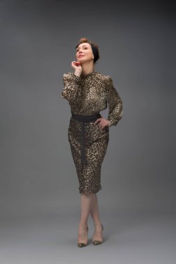 Gri üzerine izole edilmiş, modaya uygun, yaşlı bir kadının tam boy portresi.