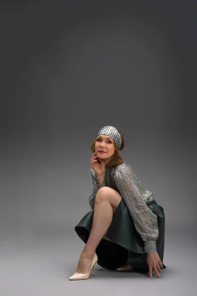 Full längd porträtt av en fashionabel åldrad kvinna isolerad på grå — Stockfoto