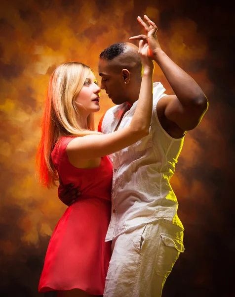 Young couple dances Caribbean Salsa — Stock Photo, Image