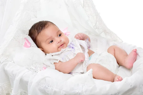 Niedliches kleines Mädchen in einem Korb — Stockfoto