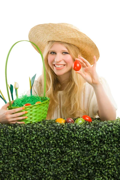 Mädchen findet Osterei im grünen Gras. — Stockfoto