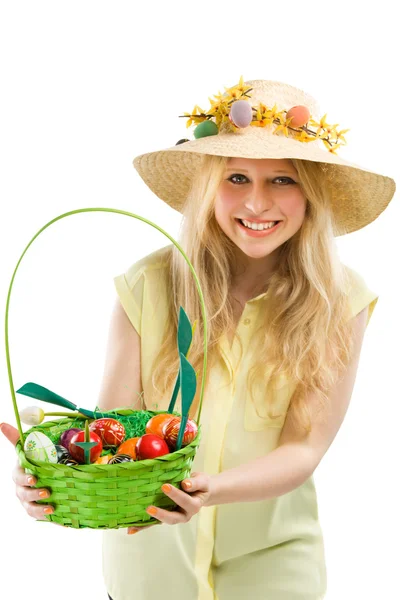 Ragazza che tiene cesto di uova colorate per Pasqua — Foto Stock