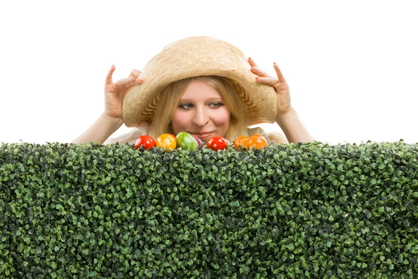 Menina encontra um ovo de Páscoa na grama verde . — Fotografia de Stock