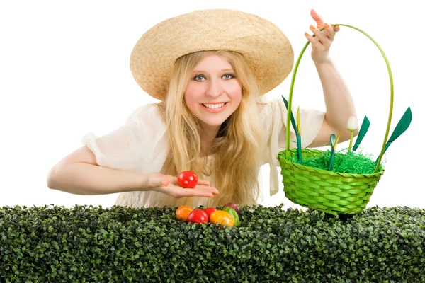 Chica encuentra un huevo de Pascua en la hierba verde . —  Fotos de Stock