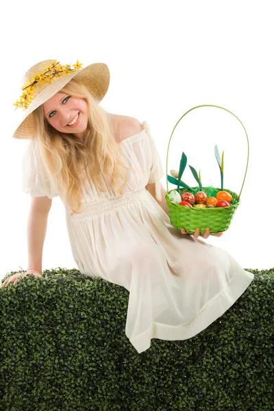 Dívka drží košík barevný vajíčka na Velikonoce — Stock fotografie