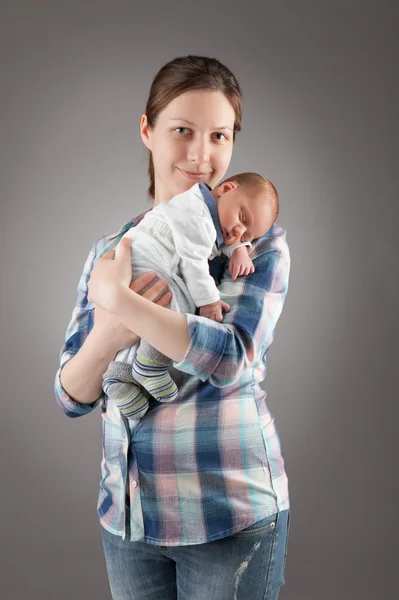 Mutter steht und hält das Baby — Stockfoto