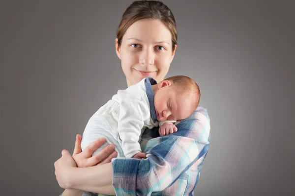 Moeder staat en houdt de baby vast — Stockfoto