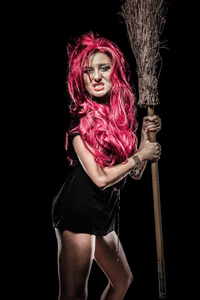 邪悪な赤い髪の魔女と彼女のほうき — ストック写真