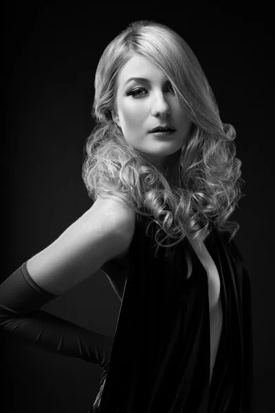 B en w glamour portret van blonde vrouw — Stockfoto