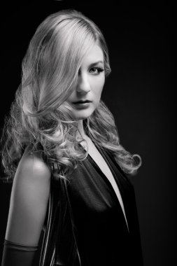 b ve w glamour portre sarışın kadın