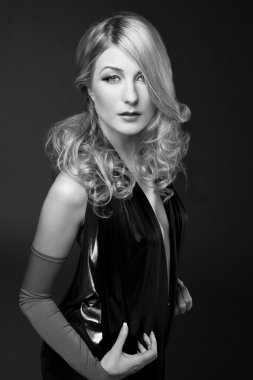 b ve w glamour portre sarışın kadın