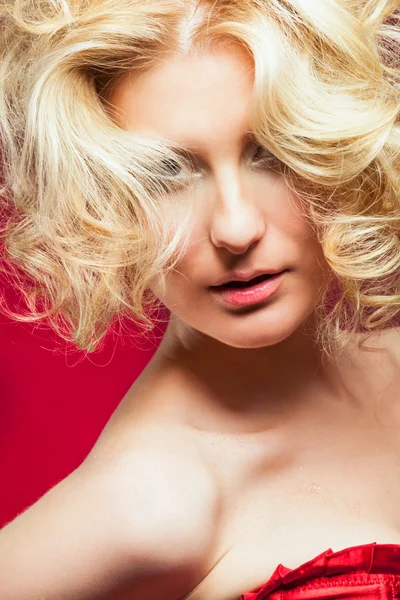 Glamour portret van blonde vrouw — Stockfoto