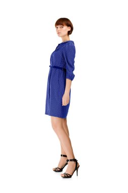 Mavi elbise giyen yetişkin bir kadının tam boy stüdyo resmi. Moda yaşam tarzı konsepti, kendine güvenen kadın pozu, kopyalama alanı olan beyaz arka planda izole edilmiş..