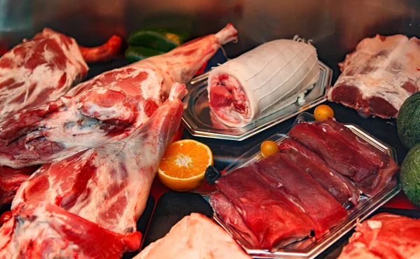 Fleischprodukte in kleinem Laden — Stockfoto