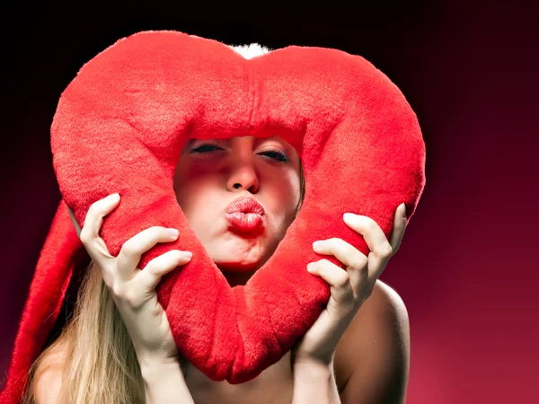 Mujer hermosa joven con gran corazón rojo — Foto de Stock