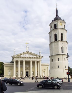 Vilnius Katedrali ve Gedimino çan kulesi ile katedral Meydanı