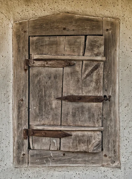 Détail d'une fenêtre d'une maison antique ukrainienne typique — Photo