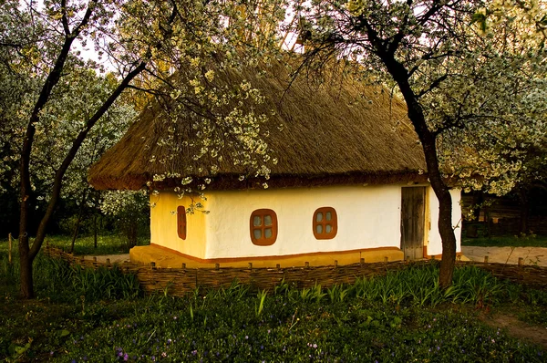 Oekraïense dorp in het voorjaar in Pirogovo in de buurt van Kiev — Stockfoto