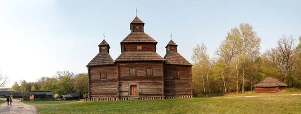 En typisk ukrainsk antika ortodoxa kyrka — Stockfoto