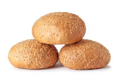 Beyaz arka planda susam tohumlu taze ekmek.
