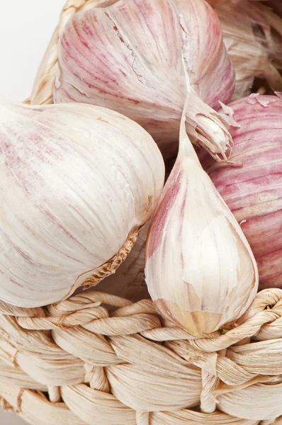 Aglio in un cesto su sfondo bianco — Foto Stock