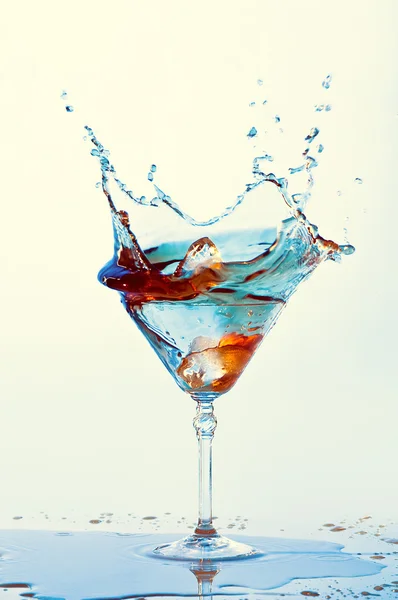 Cócteles aislados sobre fondo blanco. Salpicadura. vaso de martini — Foto de Stock