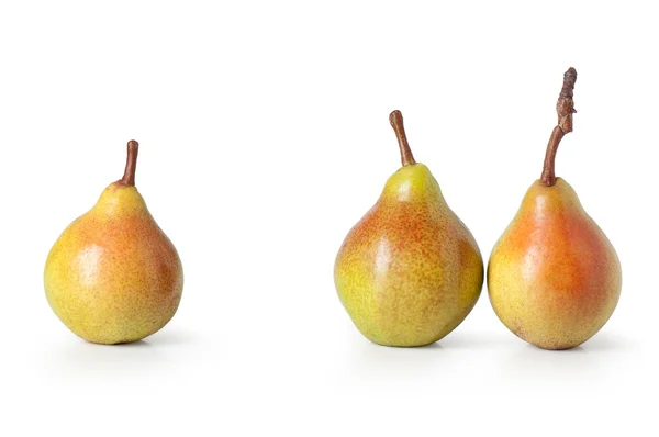 白色背景的成熟梨子 — 图库照片