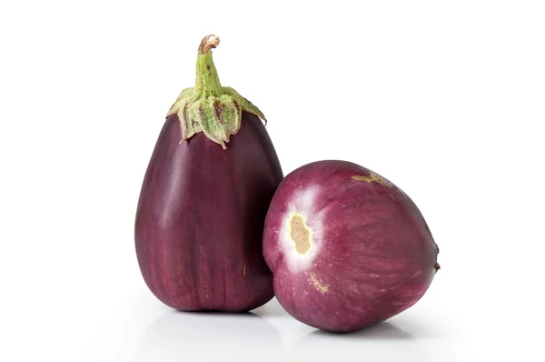 Aubergine på vit bakgrund — Stockfoto