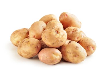 Beyaz arkaplanda izole edilmiş yeni patates
