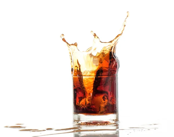 Splash van cola in glas geïsoleerd op witte achtergrond — Stockfoto