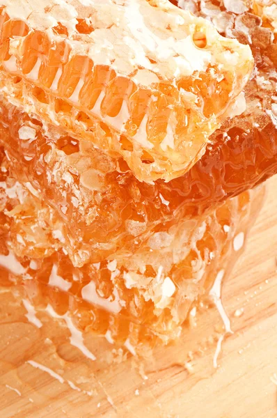 Fatia de favo de mel amarelo — Fotografia de Stock