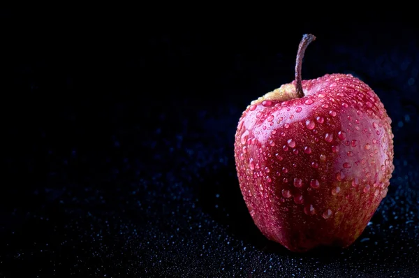 Roter Apfel mit Tropfen — Stockfoto