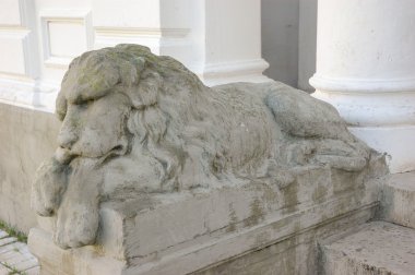 Sarayı ve Parkı içinde villag karmaşık bir aslan heykeli