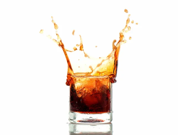 Splash van cola in glas geïsoleerd op witte achtergrond — Stockfoto